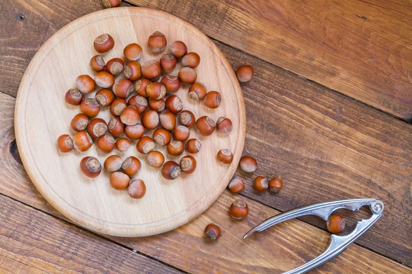 Några mogna hasselnötter — Stockfoto