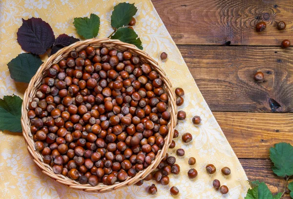 Avellanas en la cesta — Foto de Stock