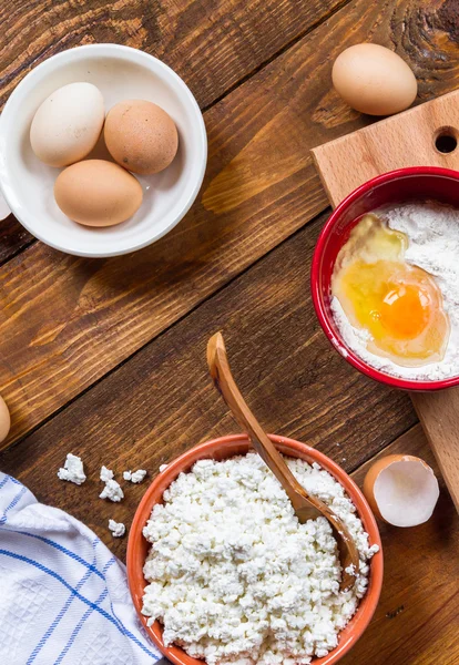 Queijo cottage, ovos, sal e farinha . — Fotografia de Stock