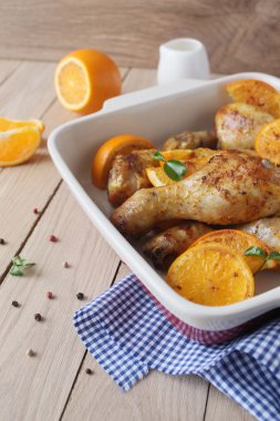 Tavuk budu seçici odak dökme demir Tavada kavrulmuş