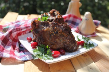 Soya soslu kızılcık sopası ile pişmiş domuz kaburga