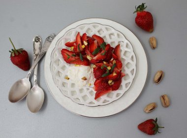 tatlı çilek, dondurma ve antep fıstığı