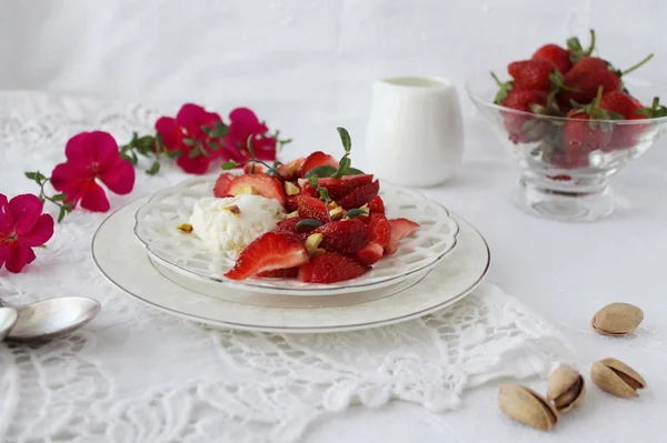 Postre con fresas, helado y pistachos — Foto de Stock