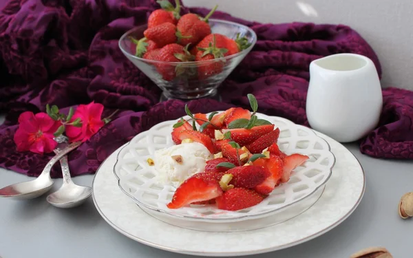 Postre con fresas, helado y pistachos — Foto de Stock