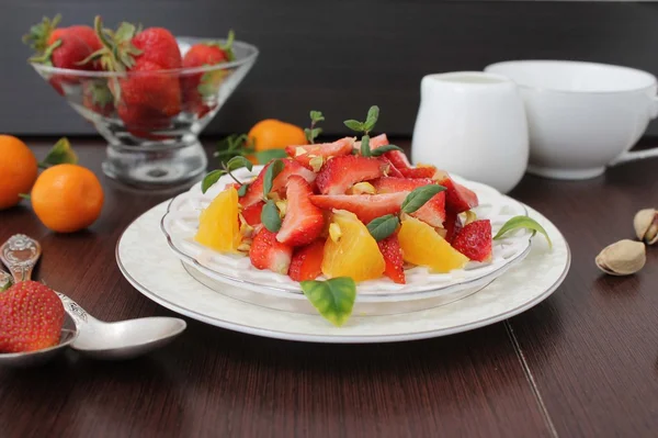 Фруктовый салат с клубникой, апельсинами, фисташками — стоковое фото