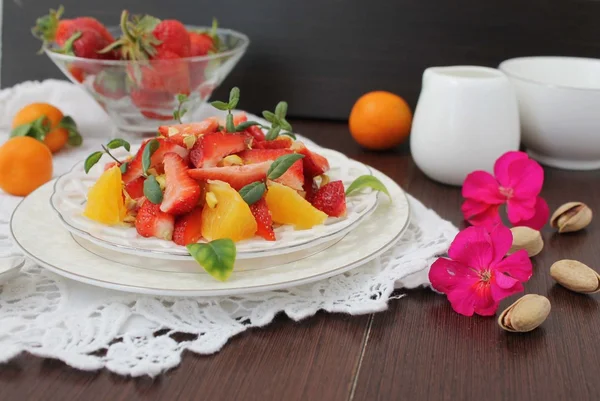 Фруктовый салат с клубникой, апельсинами, фисташками — стоковое фото