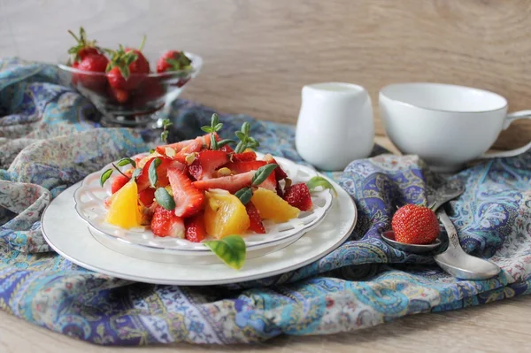 Ensalada de frutas con fresas, naranjas, pistachos — Foto de Stock