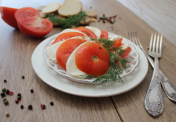 Caprese salad with tomatoes, mozzarella — Stock Photo, Image