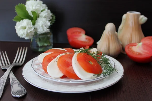 Caprese salad with tomatoes, mozzarella — Stock Photo, Image