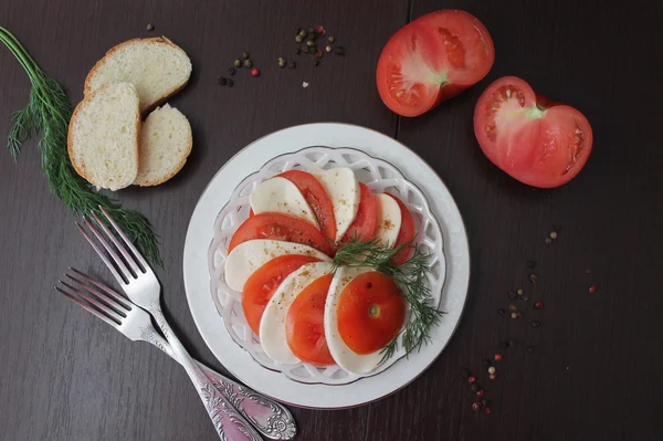 Caprese-Salat mit Tomaten, Mozzarella — Stockfoto