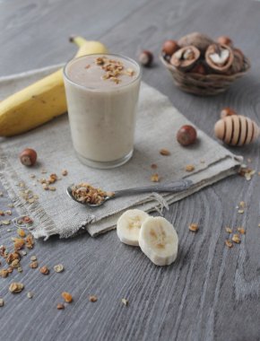 Muz smoothie yulaf ve fındık ile