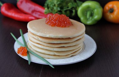 Kırmızı havyarlı gözleme.