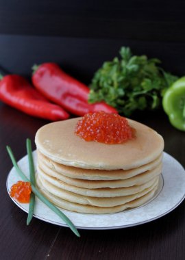 Kırmızı havyarlı gözleme.