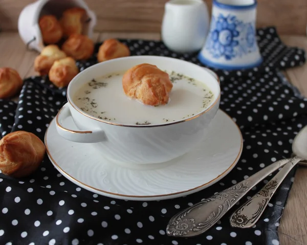 Zupa serowa z profiteroles — Zdjęcie stockowe