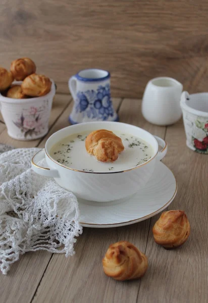 Zupa serowa z profiteroles — Zdjęcie stockowe