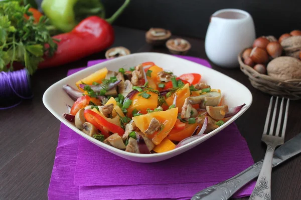 Sallad med tomater, paprika, lök och nötter — Stockfoto