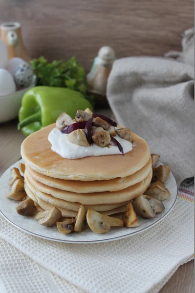 Panquecas com cogumelos e creme azedo — Fotografia de Stock