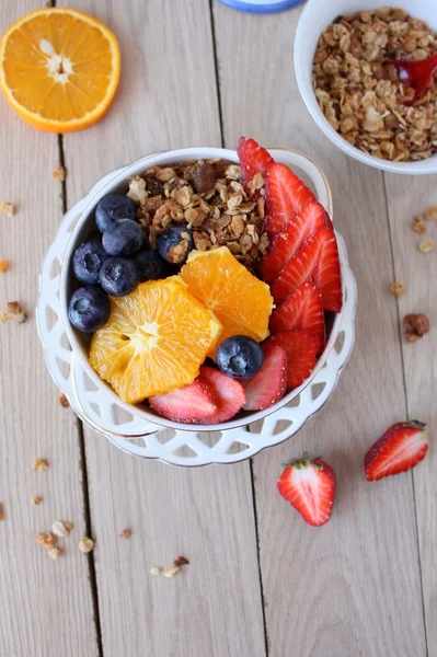 Granola de coco com bagas, bagas de goji, nozes — Fotografia de Stock