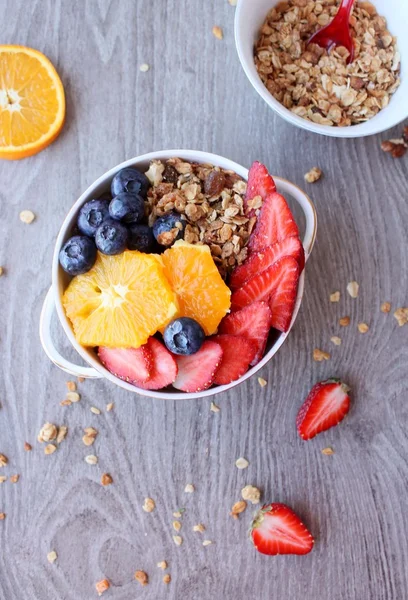 Granola de coco com bagas, bagas de goji, nozes — Fotografia de Stock