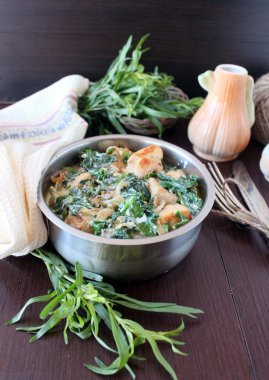 Ispanak ve tarhun ile krem soslu tavuk