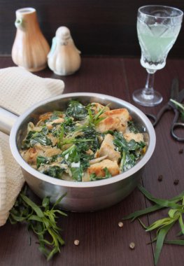 Ispanak ve tarhun ile krem soslu tavuk