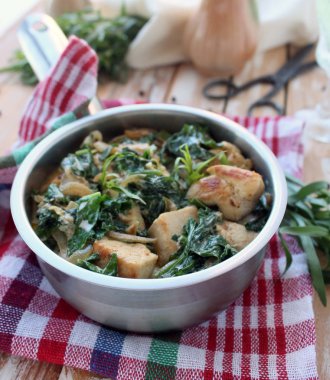 Ispanak ve tarhun ile krem soslu tavuk