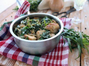 Ispanak ve tarhun ile krem soslu tavuk