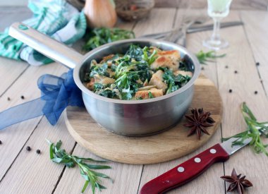 Ispanak ve tarhun ile krem soslu tavuk