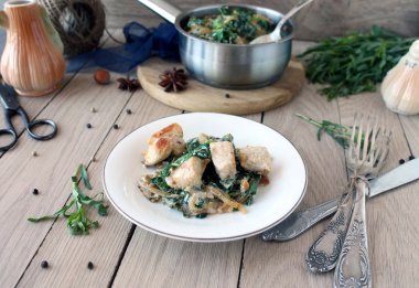 Ispanak ve tarhun ile krem soslu tavuk