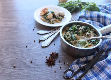 Ispanak ve tarhun ile krem soslu tavuk