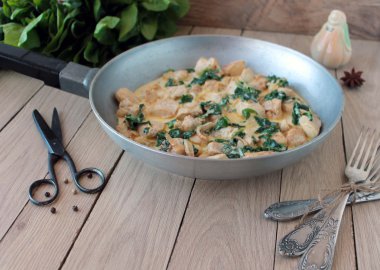 Ispanak ve tarhun ile krem soslu tavuk