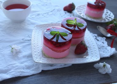 Çilekli pasta ve böğürtlen reçeli