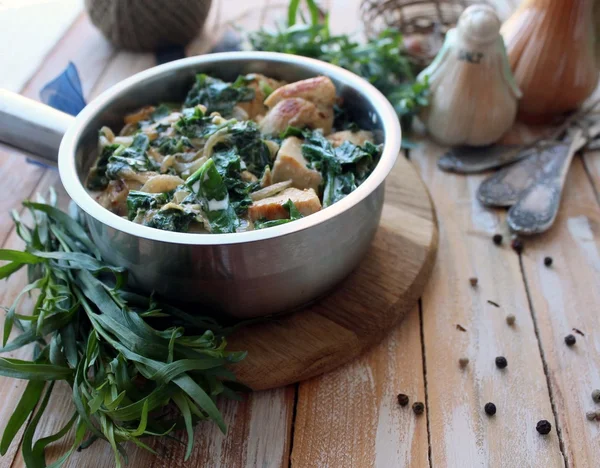 Ispanak ve tarhun ile krem soslu tavuk