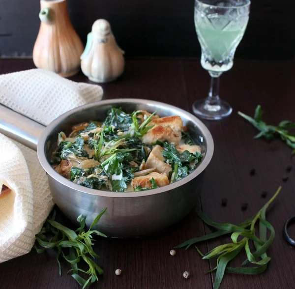 Ispanak ve tarhun ile krem soslu tavuk