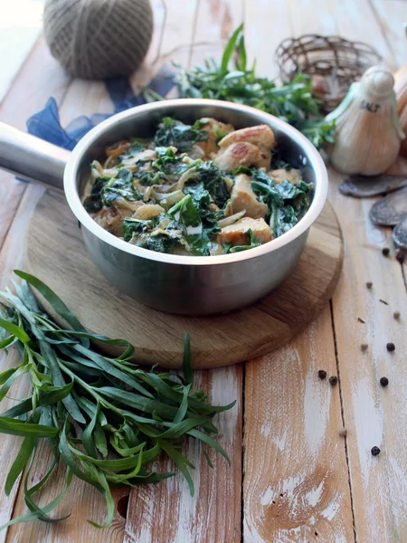 Ispanak ve tarhun ile krem soslu tavuk