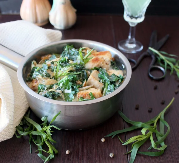 Ispanak ve tarhun ile krem soslu tavuk