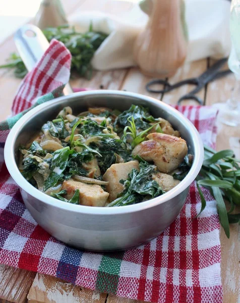 Ispanak ve tarhun ile krem soslu tavuk