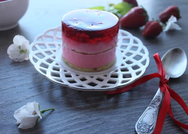 Gâteau aux fraises avec gelée de baies — Photo