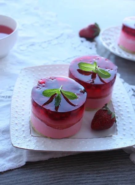 Tarta de fresa con jalea de bayas — Foto de Stock