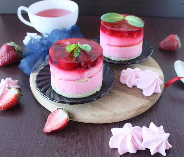 Gâteau aux fraises avec gelée de baies — Photo