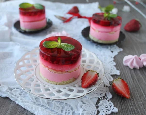 Erdbeerkuchen mit Beerengelee — Stockfoto