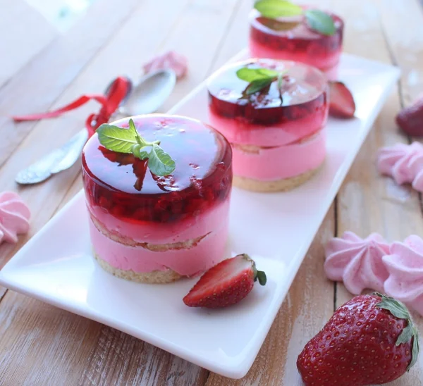 Tarta de fresa con jalea de bayas — Foto de Stock