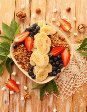 Granola muz, çilek ve böğürtlen sağlıklı bir kahvaltı için 