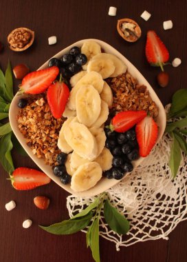 Granola muz, çilek ve böğürtlen sağlıklı bir kahvaltı için 