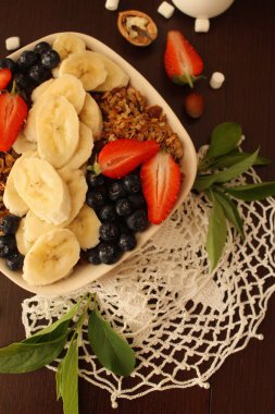 Granola muz, çilek ve böğürtlen sağlıklı bir kahvaltı için 