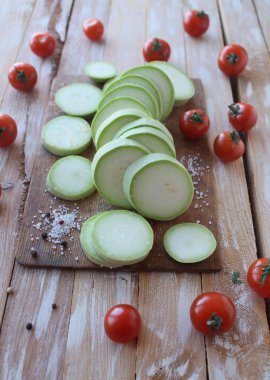 Kabak dilimleri kiraz domates ve tuz