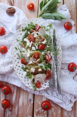 kabak, tavuk ve kiraz domates salatası