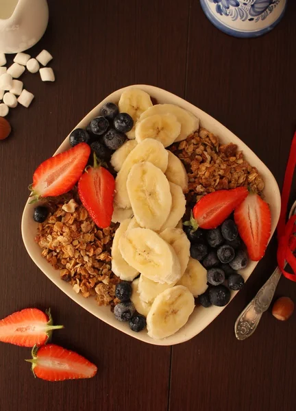 Muesli z bananów, truskawek i jagód na zdrowe śniadanie — Zdjęcie stockowe