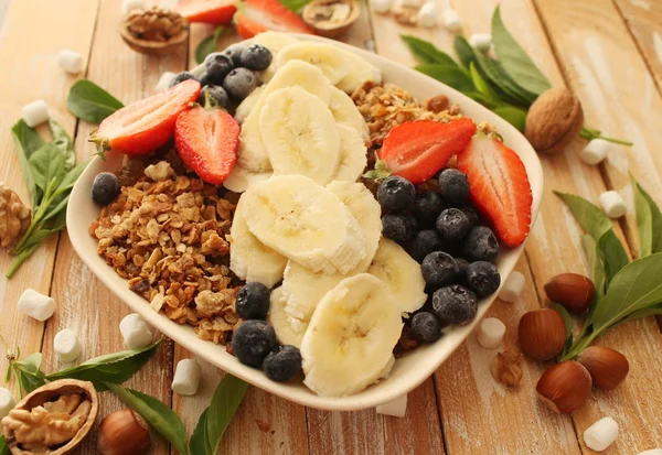 Granola with banana, strawberry and blueberry for a healthy breakfast — Stock Photo, Image