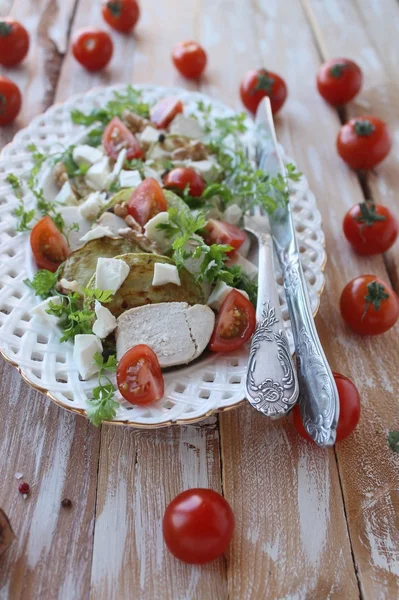 Салат с цукини, курицей и помидорами черри — стоковое фото